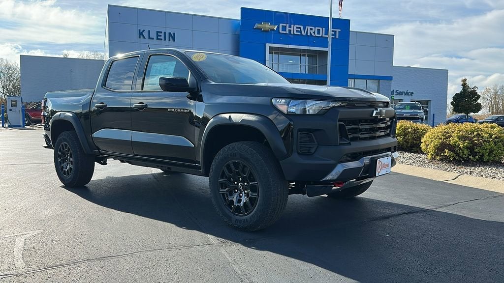2026 Chevrolet Colorado Trail Boss in Black — front three-quarter view