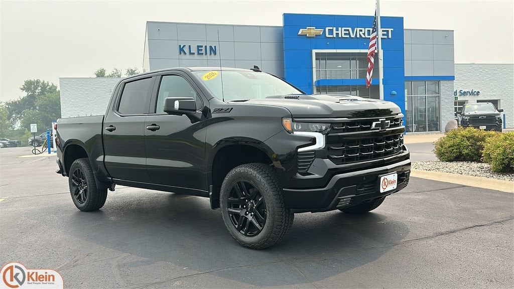 2026 Chevrolet Silverado 1500 LT Trail Boss in Black — front three-quarter view