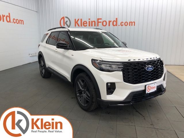 2025 Ford Explorer ST-Line STREET PACK/ROOF/PREMIUM in Star White Metallic Tri-Coat — front three-quarter view